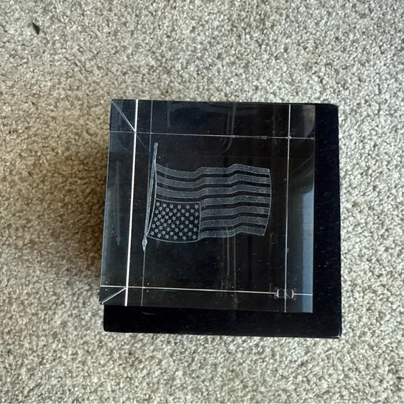 3D American FLAG GLASS PAPERWEIGHT Laser Etched Crystal Cube With Box - Picture 3 of 8